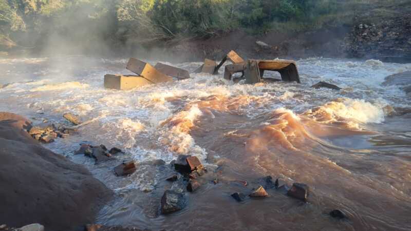 Lluvias en Misiones: cierran tres pasos internacionales, continúa clausurado el puente sobre el Yabebiry 6 yabebiry - 5