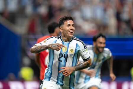 Manchester City prepara una oferta por Enzo Fernández. Chelsea pretende cerca de 140 millones de euros para liberar al mediocampista argentino.