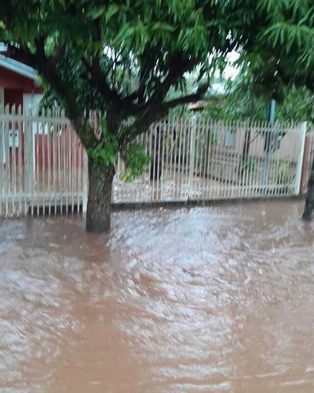 Calles anegadas y alerta de Defensa Civil por un fuerte temporal en el sur de Brasil