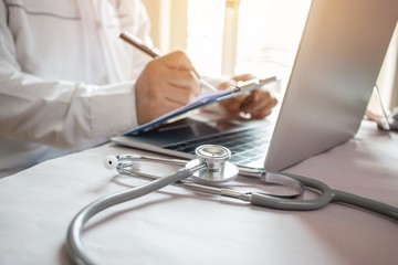 La Corte Suprema resolvió que las prepagas no deberán cubrir el medicamento más caro si existe una alternativa nacional equivalente prepaga fallo corte