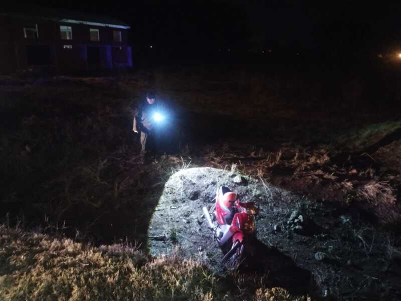 El motociclista perdió el control de su Corven Energy 110 cc y terminó sobre la banquina de la Ruta Provincial 220, en Garuhapé.