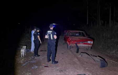 El Volkswagen Gol despistó cuando circulaba por el paraje Costa Guerrero, en Dos Arroyos. La Justicia investiga las causas del hecho que dejó una mujer fallecida y una menor hospitalizada.