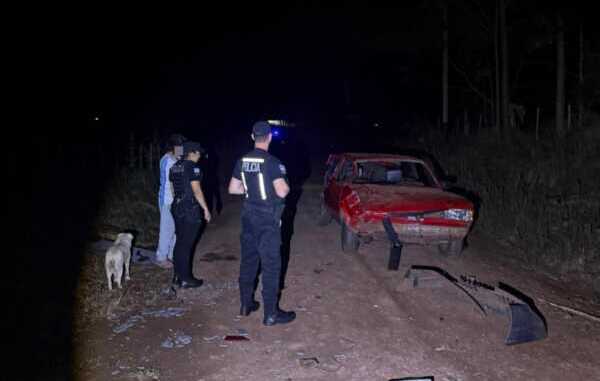 Despiste fatal en Dos Arroyos: murió una mujer de 29 años y su hija de 4 permanece internada El Volkswagen Gol despistó cuando circulaba por el paraje Costa Guerrero, en Dos Arroyos. La Justicia investiga las causas del hecho que dejó una mujer fallecida y una menor hospitalizada.