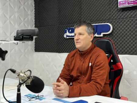 Eduardo Cazenave sobre las pruebas educativas: “Hay mejora, pero en Misiones estamos mal en lengua y matemática” Eduardo Cazenave analizó en Arriba la Radio el rol de los padres en la educación, la relación con las escuelas, los grupos de WhatsApp y la necesidad de recuperar la confianza y la autoridad.