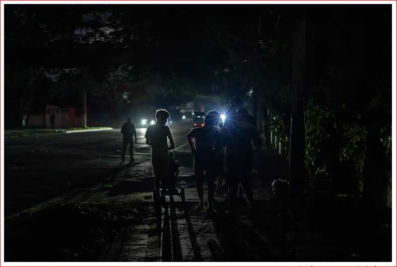 Cuba restableció el servicio eléctrico tras otro apagón masivo HNLuwaEW0AABghX - 2