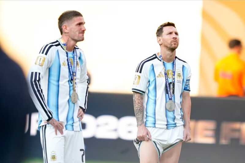 La Selección argentina vuelve al país tras el Mundial, pero sin Lionel Messi La Selección Argentina regresa este lunes al país tras disputar la final del Mundial 2026. Conocé a qué hora llega la delegación, qué jugadores vuelven y quiénes viajaron directamente a sus clubes.