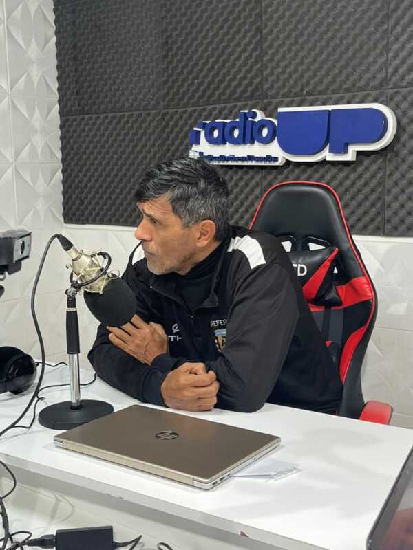 El árbitro Juan Vázquez aseguró que lleva seis meses sin dirigir por una decisión "personal" de la Liga Posadeña de Fútbol, cuestionó la falta de respuestas institucionales y analizó el presente del arbitraje y la tecnología en el fútbol.