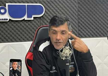 El árbitro Juan Vázquez aseguró que lleva seis meses sin dirigir por una decisión "personal" de la Liga Posadeña de Fútbol, cuestionó la falta de respuestas institucionales y analizó el presente del arbitraje y la tecnología en el fútbol.