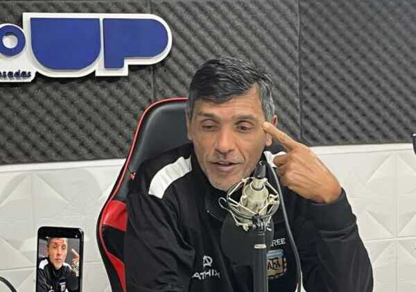 El árbitro Juan Vázquez aseguró que lleva seis meses sin dirigir por una decisión "personal" de la Liga Posadeña de Fútbol, cuestionó la falta de respuestas institucionales y analizó el presente del arbitraje y la tecnología en el fútbol.