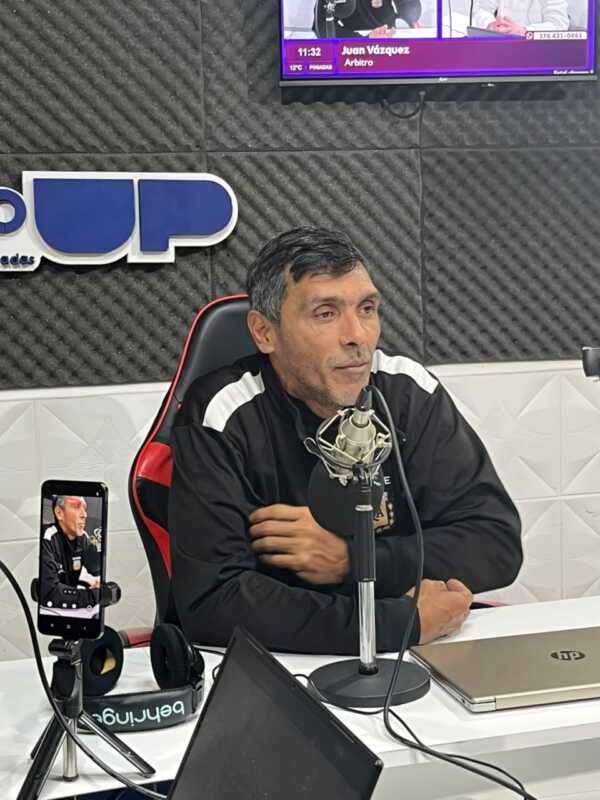 El árbitro Juan Vázquez aseguró que lleva seis meses sin dirigir por una decisión "personal" de la Liga Posadeña de Fútbol, cuestionó la falta de respuestas institucionales y analizó el presente del arbitraje y la tecnología en el fútbol.