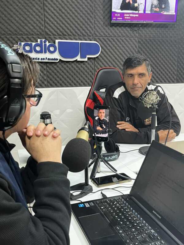 El árbitro Juan Vázquez aseguró que lleva seis meses sin dirigir por una decisión "personal" de la Liga Posadeña de Fútbol, cuestionó la falta de respuestas institucionales y analizó el presente del arbitraje y la tecnología en el fútbol.