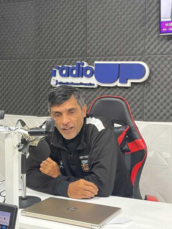 El árbitro Juan Vázquez aseguró que lleva seis meses sin dirigir por una decisión "personal" de la Liga Posadeña de Fútbol, cuestionó la falta de respuestas institucionales y analizó el presente del arbitraje y la tecnología en el fútbol.