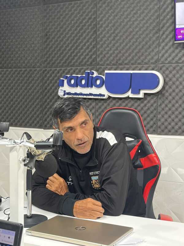 El árbitro Juan Vázquez aseguró que lleva seis meses sin dirigir por una decisión "personal" de la Liga Posadeña de Fútbol, cuestionó la falta de respuestas institucionales y analizó el presente del arbitraje y la tecnología en el fútbol.