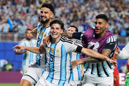 La Selección Argentina se prepara para enfrentar a Inglaterra por las semifinales del Mundial 2026. Scaloni analiza variantes en el mediocampo, mientras mantiene la base del equipo que viene de eliminar a Suiza.