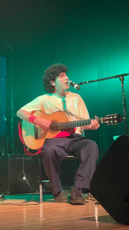 Martín Verón: "El arte es mi escudo ante la vida y una formación que no se detiene" 3 El artista misionero habló sobre su proceso de composición, sus influencias musicales y el desafío de integrar la danza y la actuación a sus espectáculos.