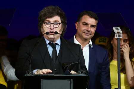 Milei respaldó a Flávio Bolsonaro en Brasil y habló de una “ola azul” regional Milei