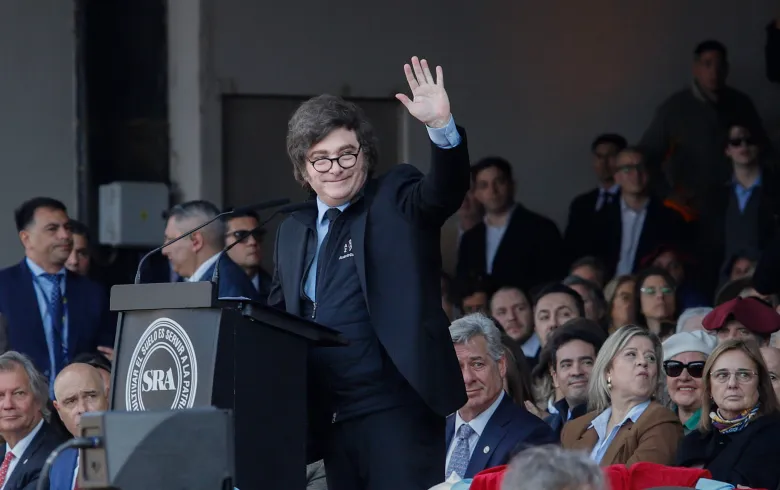 Según encuesta, el 50% de los argentinos afirma que ya no tolera más el ajuste económico de Milei 4 El Presidente participó de la inauguración de la Exposición Rural de Palermo y aseguró que el crecimiento de la energía y la minería permitirá reemplazar los ingresos que hoy generan las retenciones al agro.