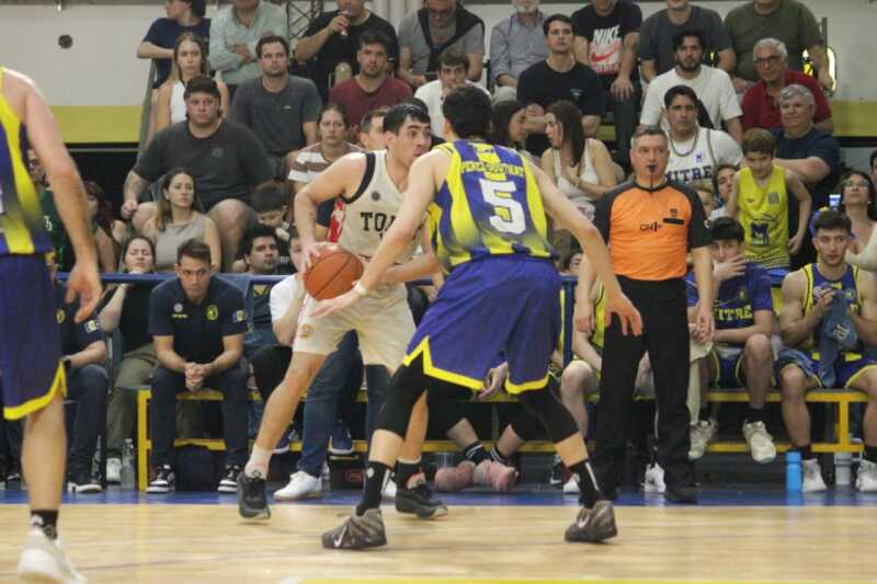 Mitre derrotó 67-66 a Tokio en un clásico inolvidable, igualó la serie de cuartos de final de la Liga Federal de Básquet y definirá el pase a semifinales este lunes en Posadas.