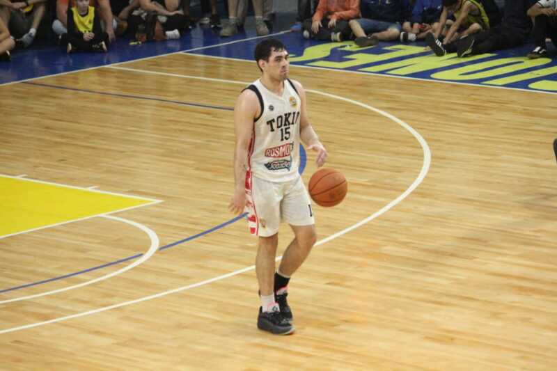 Mitre derrotó 67-66 a Tokio en un clásico inolvidable, igualó la serie de cuartos de final de la Liga Federal de Básquet y definirá el pase a semifinales este lunes en Posadas.