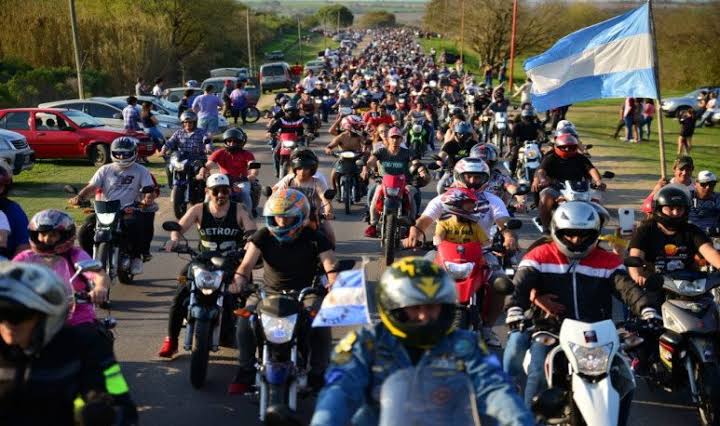 La intendenta María Eugenia Safrán anticipó en Arriba la Radio que el Motoencuentro de Apóstoles reunirá cerca de 3.000 motos, visitantes de Argentina, Brasil y Paraguay, con espectáculos, acrobacias, gastronomía y propuestas turísticas.