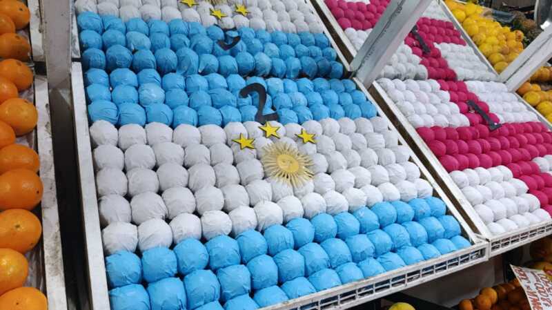 ¡En modo Mundial!: frutería de Posadas decora las naranjas con los colores de Argentina y de las selecciones rivales 1 Mundial