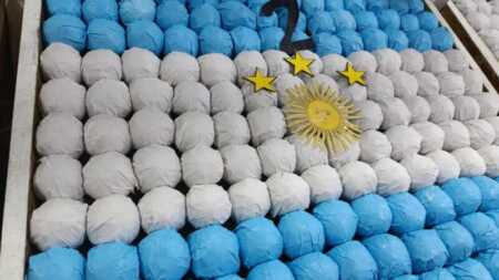 ¡En modo Mundial!: frutería de Posadas decora las naranjas con los colores de Argentina y de las selecciones rivales Mundial