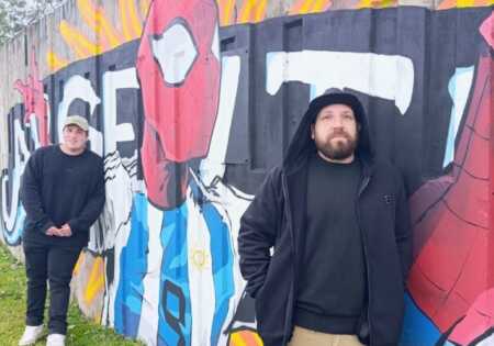 Artistas posadeños pintaron un mural en honor a Julián Álvarez en la costanera: “Ojalá él lo pueda ver”, aseguraron mural