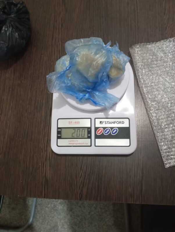 Paraguay: buscaban un celular robado y encontraron drogas, municiones de fusil y a un hombre con orden de captura 2 Un allanamiento en el barrio Chacarita de Asunción por el robo de un celular terminó con el secuestro de drogas, 140 cartuchos de fusil y la detención de un hombre con orden de captura vigente.