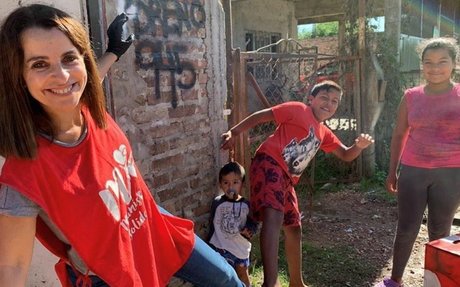 Mamis Solidarias celebra diez años de trabajo social en Misiones con programas de nutrición, tutorías, alfabetización e infraestructura. Su fundadora, Paula García, convocó a sumar voluntarios y donantes para ampliar el alcance de la organización.