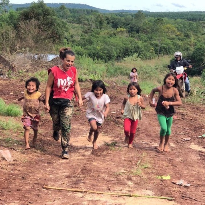 Con una década de presencia en Misiones, Mamis Solidarias consolidó un modelo de acompañamiento integral que va desde el acceso al agua y la alimentación hasta el ingreso de jóvenes a la universidad.