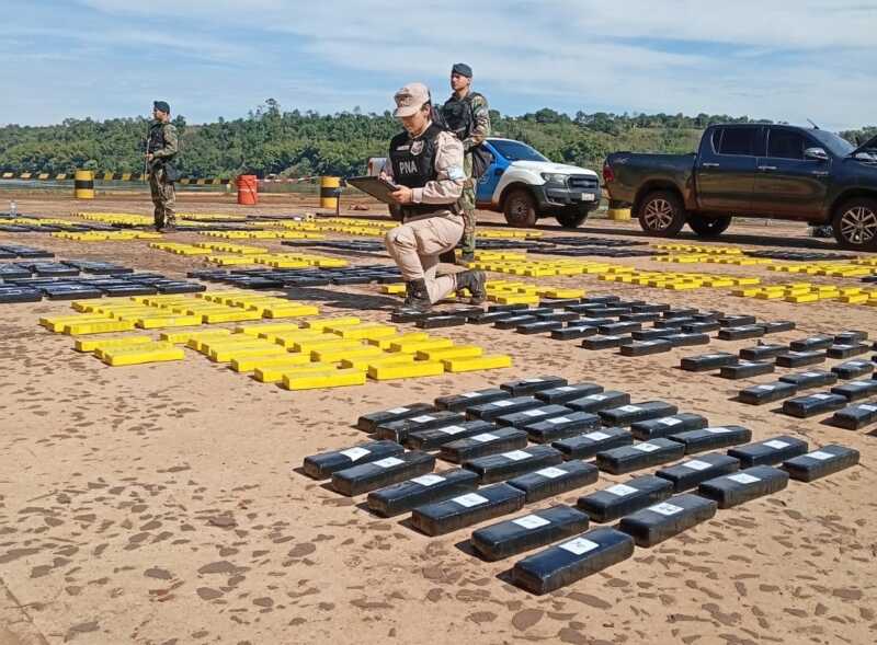 Golpe al narcotráfico en Eldorado: secuestraron casi una tonelada de marihuana valuada en más de $3.700 millones 7 Prefectura 4 - 6