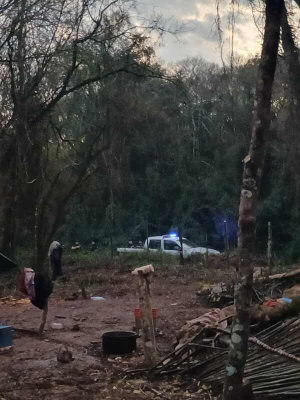 Desalojo de la comunidad Mbya Puente Quemado II: denuncian operativo "ilegal" y cuestionan el accionar de la Justicia en Misiones 2 El desalojo de seis familias Mbya reavivó las denuncias por presuntas irregularidades judiciales y la falta de aplicación de la perspectiva indígena en el proceso.