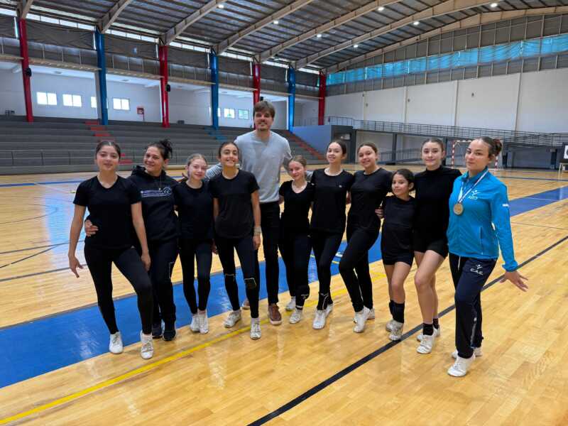 Misioneras clasificaron al Mundial de Gimnasia Aeróbica tras consagrarse en el Sudamericano y ya entrenan para España 3 La clasificación al Mundial consolida el crecimiento de la gimnasia aeróbica misionera, que volverá a tener representantes en la élite internacional.