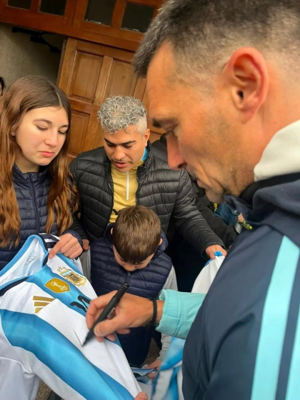 Lionel Scaloni firmó el “contrato 2030” que le presentó un niño en Pujato y el video se volvió viral 2 Scaloni