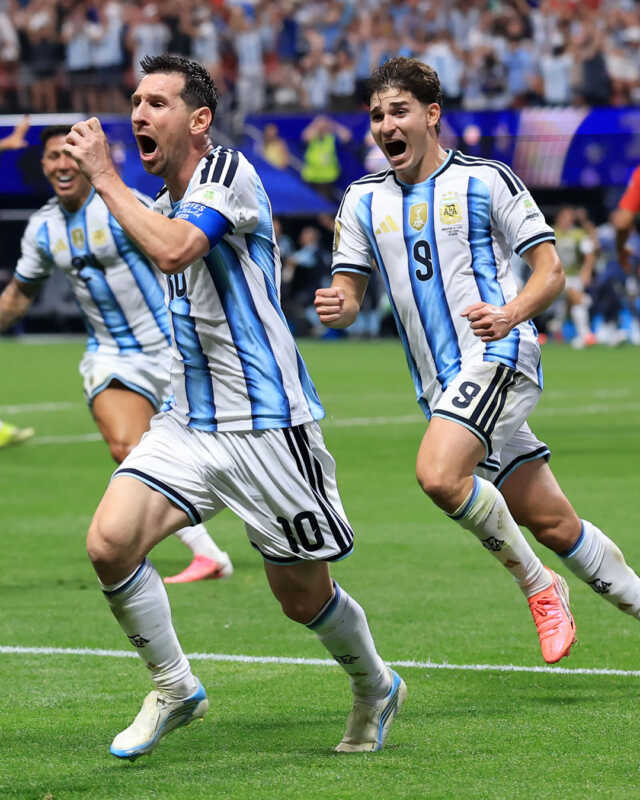 La Selección Argentina se prepara para enfrentar a Inglaterra por las semifinales del Mundial 2026. Scaloni analiza variantes en el mediocampo, mientras mantiene la base del equipo que viene de eliminar a Suiza.