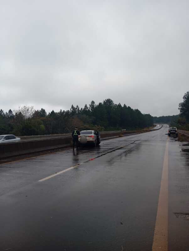 Despiste en Ruta 12: una mujer perdió el control de su auto en el puente del arroyo Santa Ana 3 Ruta 12: fuerte despiste en el puente del arroyo Santa Ana dejó a una conductora asistida