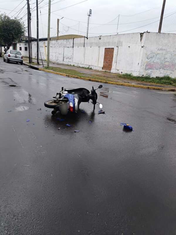 Choque en Posadas: dos personas en moto resultaron heridas tras colisión con un auto