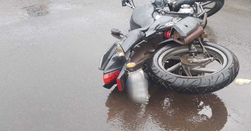 Accidente en Posadas: motocicleta y auto protagonizaron un choque en la rotonda de avenida Uruguay