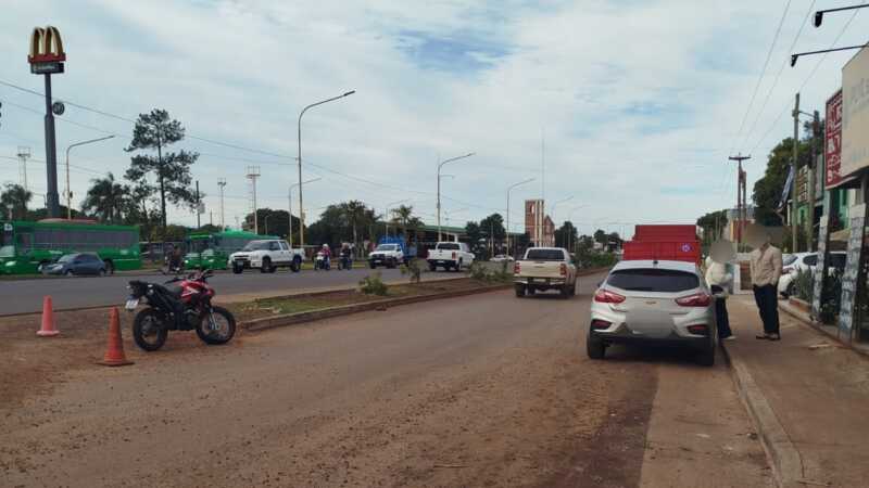 Motociclista resultó herido tras un choque con un automóvil en la avenida Quaranta Motociclista resultó herido tras un choque con un automóvil en la avenida Quaranta