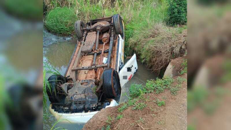Una camioneta cayó a un barranco tras despistar en Jardín América y el conductor salió ileso camioneta cayó en un barranco en Jardín América
