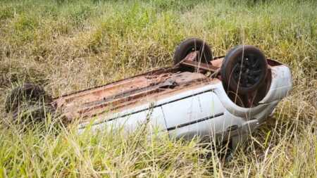 Tres personas, entre ellas una niña, resultaron heridas tras el vuelco de un automóvil en Santa Ana tres heridos tras vuelco en Santa Ana