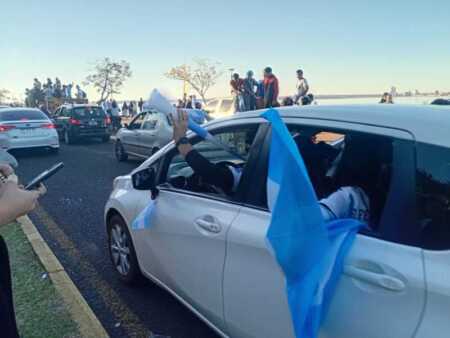A pura fiesta: así festejaron los posadeños la victoria argentina en la Costanera festejos argentina costanera