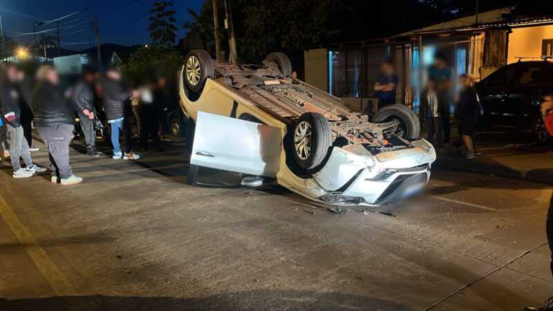Un auto volcó tras chocar contra un vehículo estacionado en Posadas