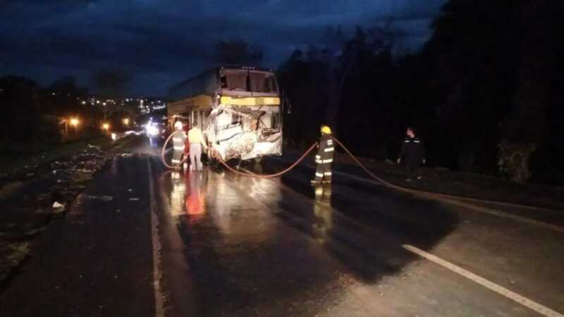 Cuatro pasajeros permanecen internados en Eldorado tras el choque entre un colectivo y un camión en Capioví choque colectivo capioví