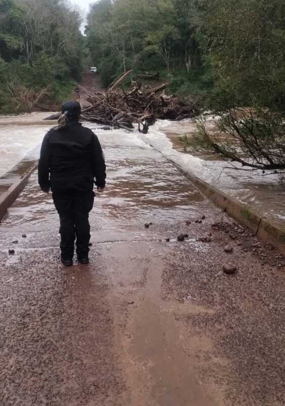 El Puente Fabuel seguirá cerrado hasta que baje el nivel del arroyo Piray Miní