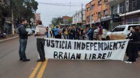 familiares reclamaron la liberacion de Brian M. en Eldorado