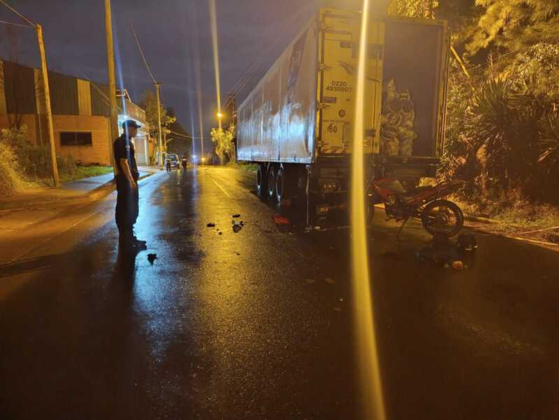 Motociclista chocó contra un acoplado estacionado y terminó hospitalizado en Puerto Rico choque acoplado Eldorado
