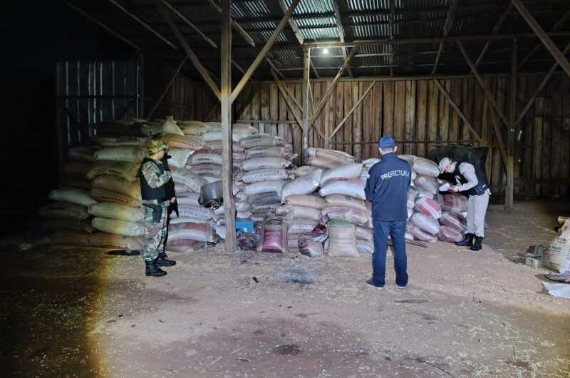 Prefectura secuestró más de 30 toneladas de soja en El Soberbio durante dos allanamientos Prefectura secuestró más de 30 toneladas de soja en El Soberbio