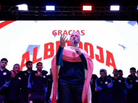 Paraguay fue recibido por una multitud tras su histórica participación en el Mundial 2026. El presidente Santiago Peña pidió la continuidad de Gustavo Alfaro y los hinchas celebraron el regreso de la Albirroja a una Copa del Mundo después de 16 años.