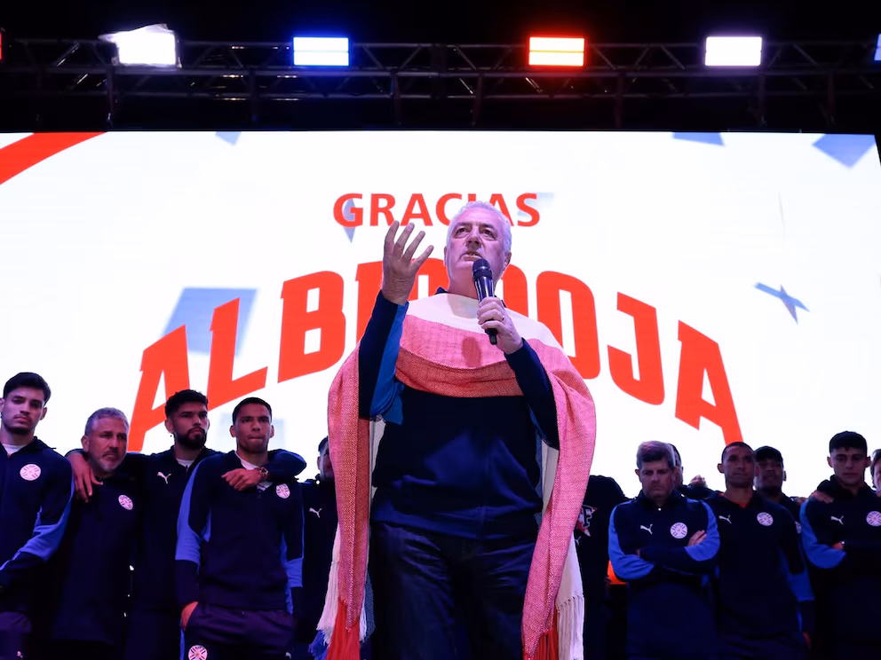 Paraguay fue recibido por una multitud tras su histórica participación en el Mundial 2026. El presidente Santiago Peña pidió la continuidad de Gustavo Alfaro y los hinchas celebraron el regreso de la Albirroja a una Copa del Mundo después de 16 años.